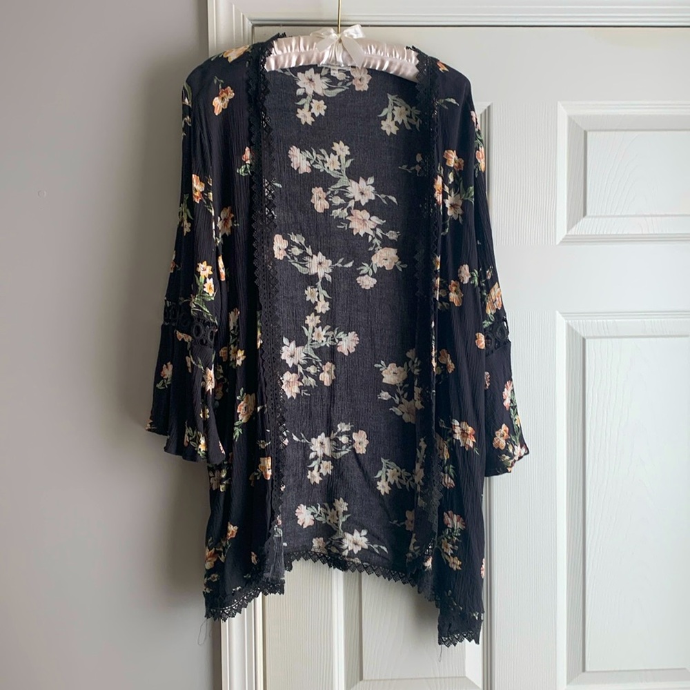 Maurice’s 2X Black floral Kimono w/ lace trim and sleeve detail